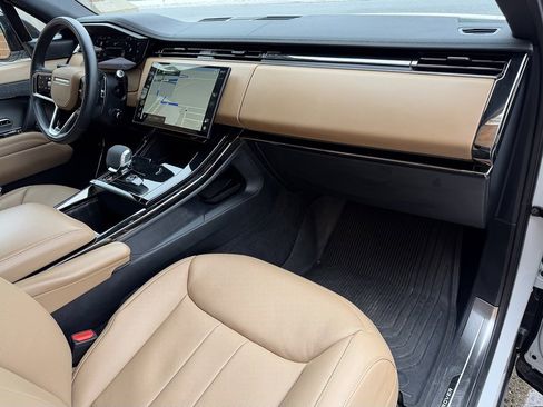Used 2025 Land Rover Range Rover Sport SE image 19