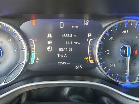 Used 2023 Chrysler Pacifica Touring-L image 4