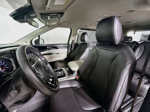 Used 2023 Kia Carnival EX FWD image 26