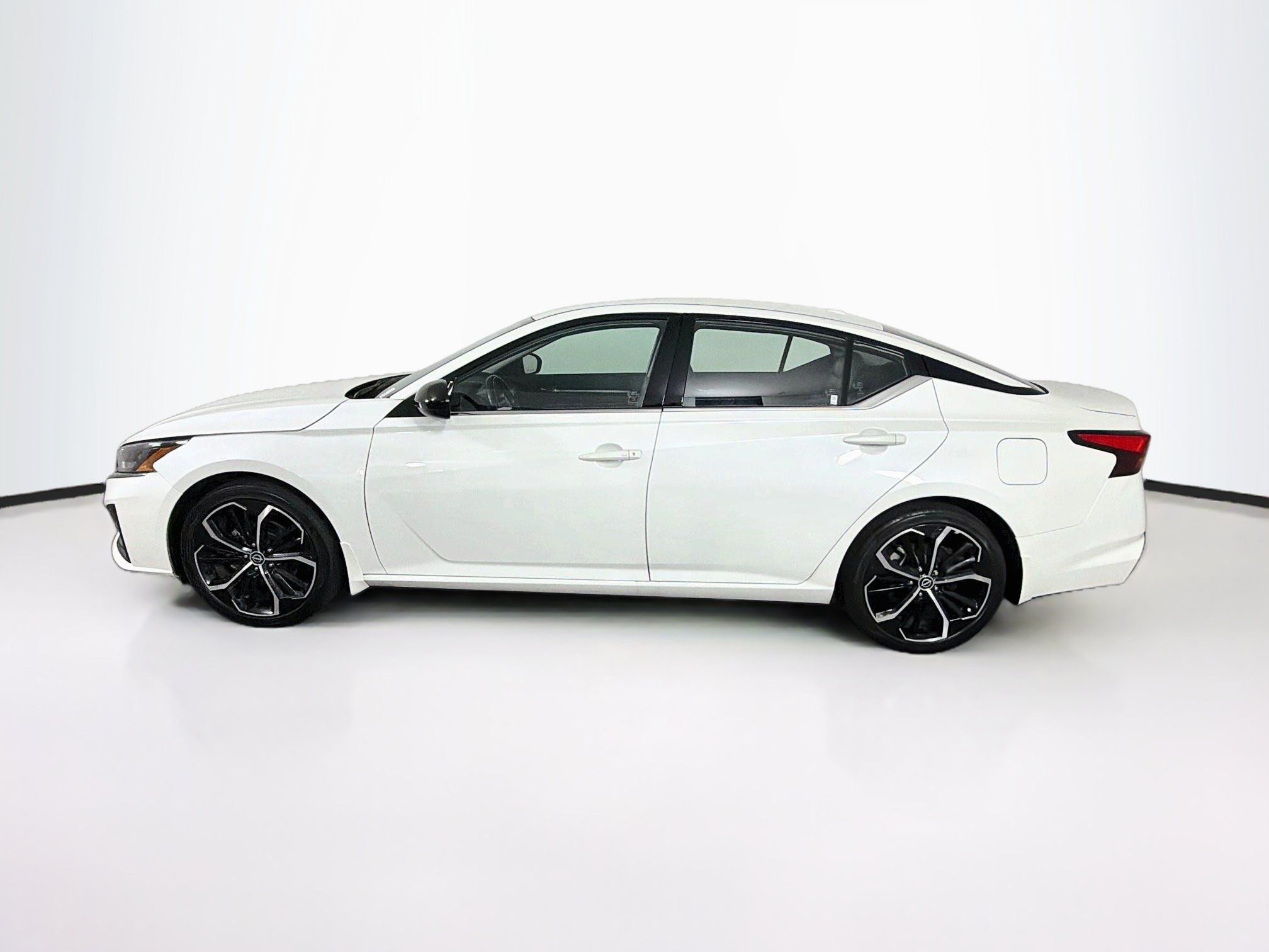 Used 2025 Nissan Altima 2.5 SR FWD image 4