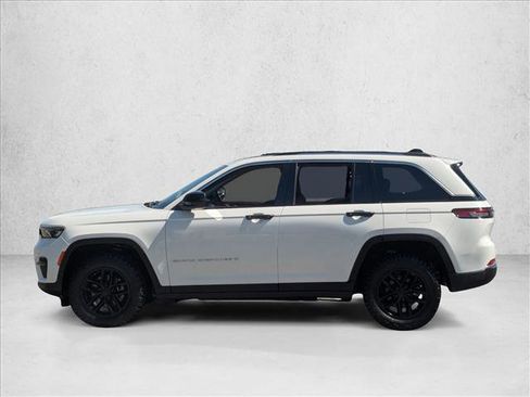 Used 2023 Jeep Grand Cherokee Laredo w/ Luxury Tech Group I AWD/4WD image 9