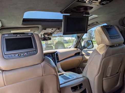 Used 2019 Cadillac Escalade ESV Platinum AWD/4WD image 16