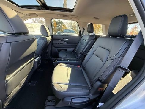 New 2025 Nissan Pathfinder SL w/ SL Premium Package image 15