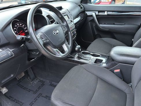 Used 2014 Kia Sorento LX image 4