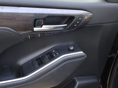 Used 2021 Toyota Highlander Limited image 25
