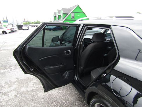 Used 2022 Hyundai Venue SEL image 19