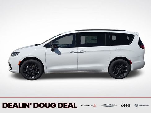 New 2026 Chrysler Pacifica Limited AWD/4WD image 2