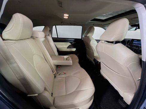 Used 2021 Toyota Highlander XLE image 29