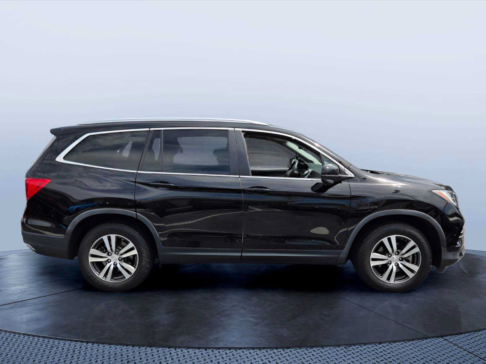 Used 2017 Honda Pilot EX-L image 2