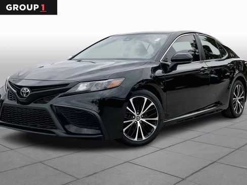 Used 2021 Toyota Camry SE image 1