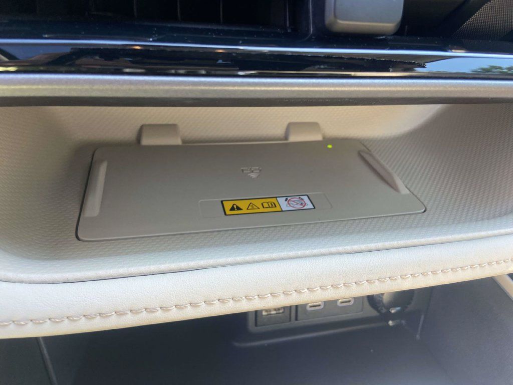 Used 2024 Toyota Highlander XLE FWD image 24