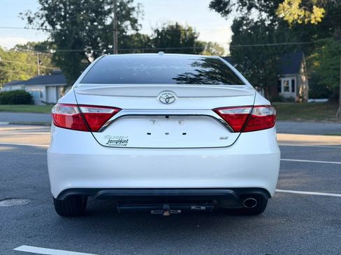 Used 2017 Toyota Camry SE w/ Moonroof Package FWD image 5