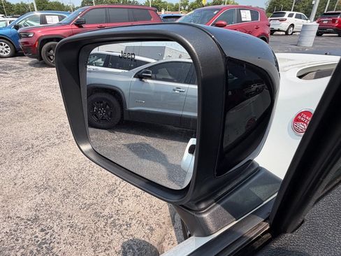 Used 2023 Jeep Renegade Trailhawk AWD/4WD image 13