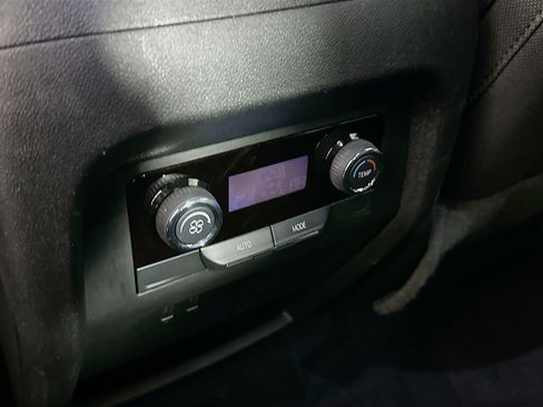 Used 2025 Chevrolet Traverse LT image 27