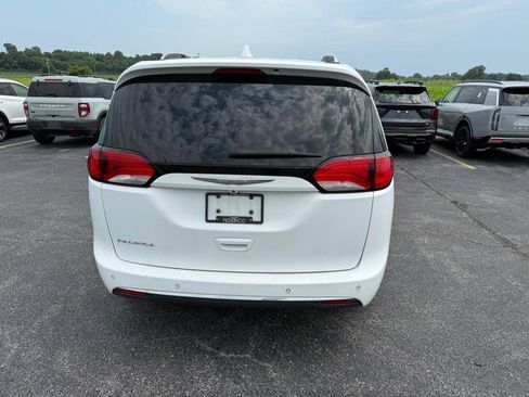 Used 2017 Chrysler Pacifica Touring-L Plus w/ Advanced Safetytec Group FWD image 4