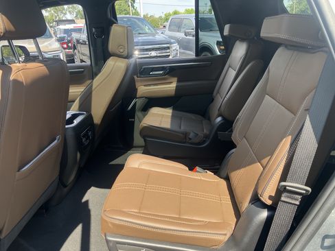 Used 2025 Chevrolet Tahoe High Country AWD/4WD image 16