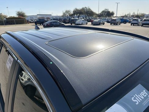 Used 2021 Toyota RAV4 XLE w/ Convenience Package image 4