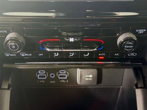 Used 2024 Jeep Grand Cherokee Laredo image 13