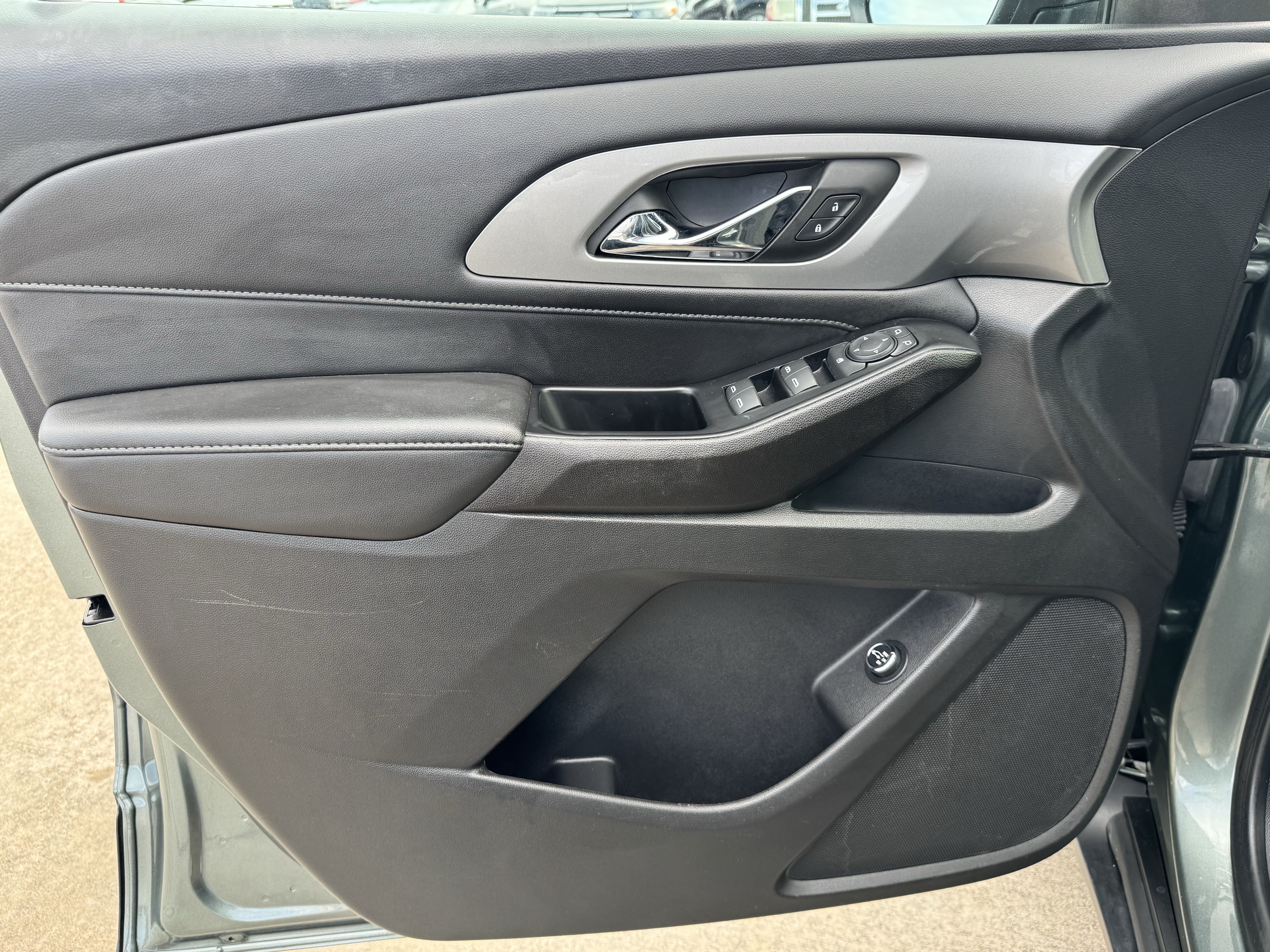 Used 2023 Chevrolet Traverse LT FWD image 13