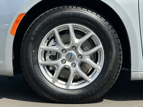 Used 2024 Chrysler Pacifica Touring FWD image 37