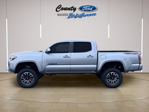 Used 2021 Toyota Tacoma TRD Sport w/ Technology Package image 3