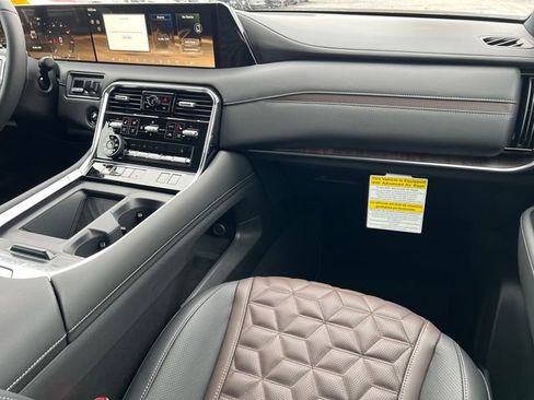 New 2025 Nissan Armada Platinum Reserve image 33