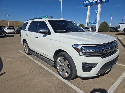Used 2023 Ford Expedition Platinum image 2