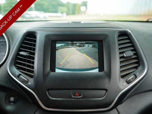 Used 2019 Jeep Cherokee Latitude Plus w/ Comfort/Convenience Group FWD image 11