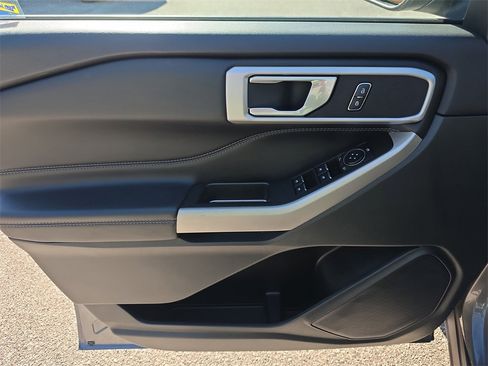 Used 2024 Ford Explorer XLT image 18