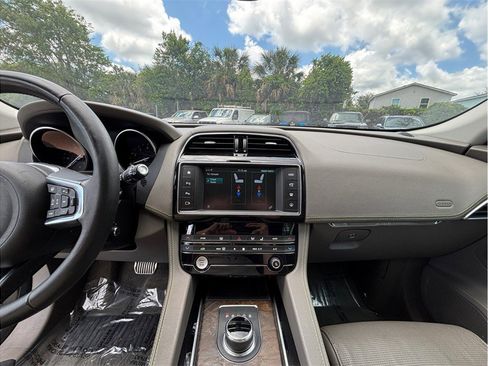 Used 2018 Jaguar F-PACE R-Sport AWD/4WD image 11