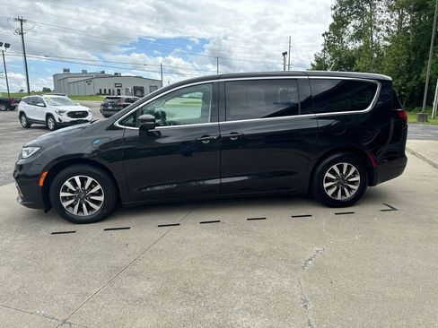 Used 2022 Chrysler Pacifica Touring-L w/ Uconnect Theater Family Group FWD image 4