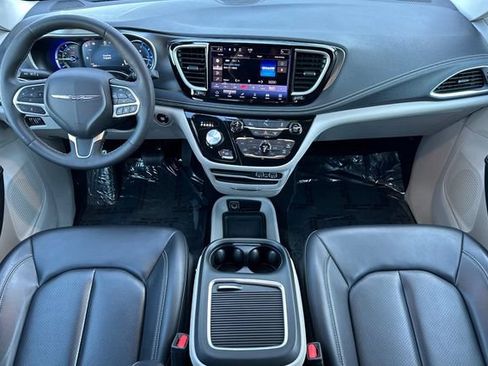 Used 2023 Chrysler Pacifica Touring-L FWD image 15