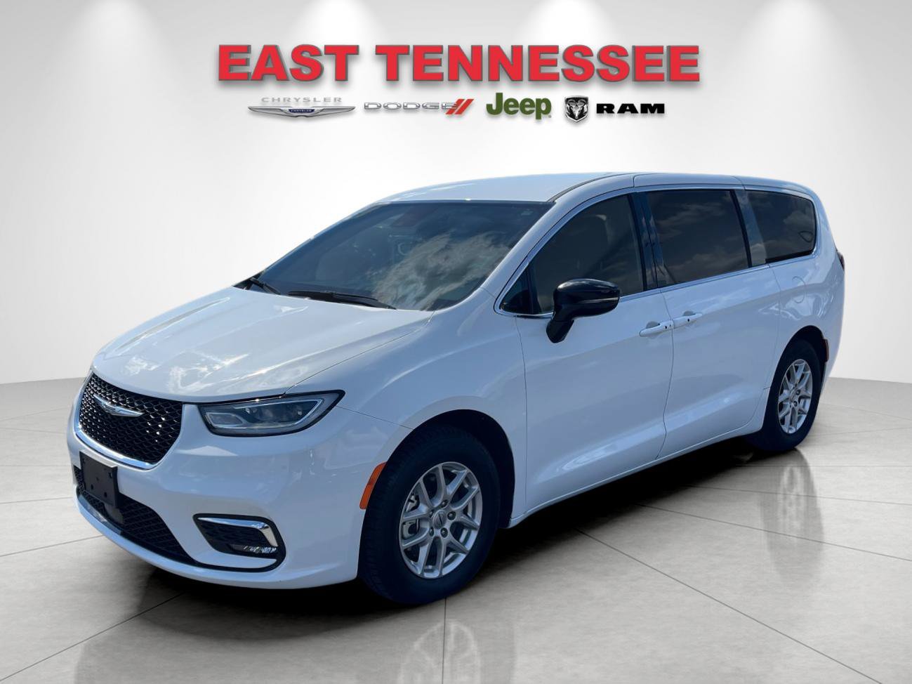 Used 2025 Chrysler Pacifica Select FWD image 7