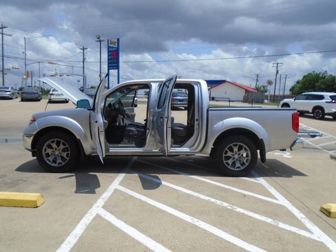 Used 2014 Nissan Frontier SL RWD image 25