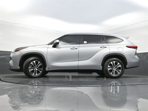 Used 2023 Toyota Highlander XLE image 28