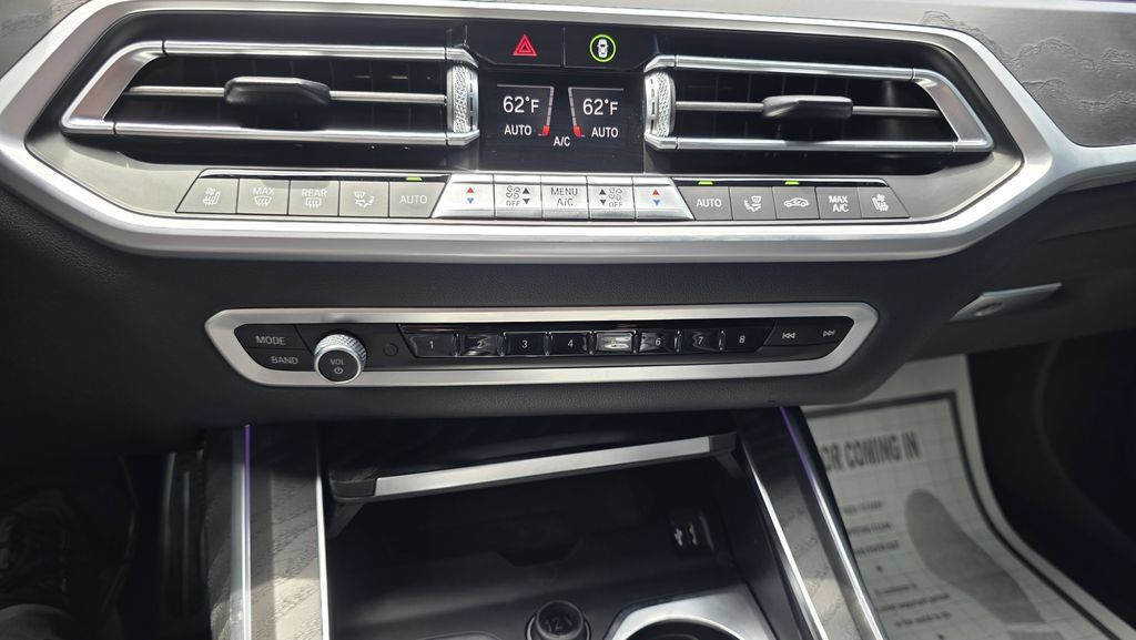 Used 2021 BMW X7 M50i w/ Dynamic Handling Package AWD/4WD image 23