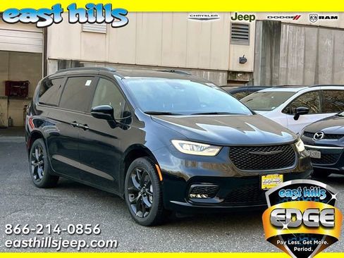 New 2026 Chrysler Pacifica Limited w/ Uconnect Theater Family Group AWD/4WD image 1