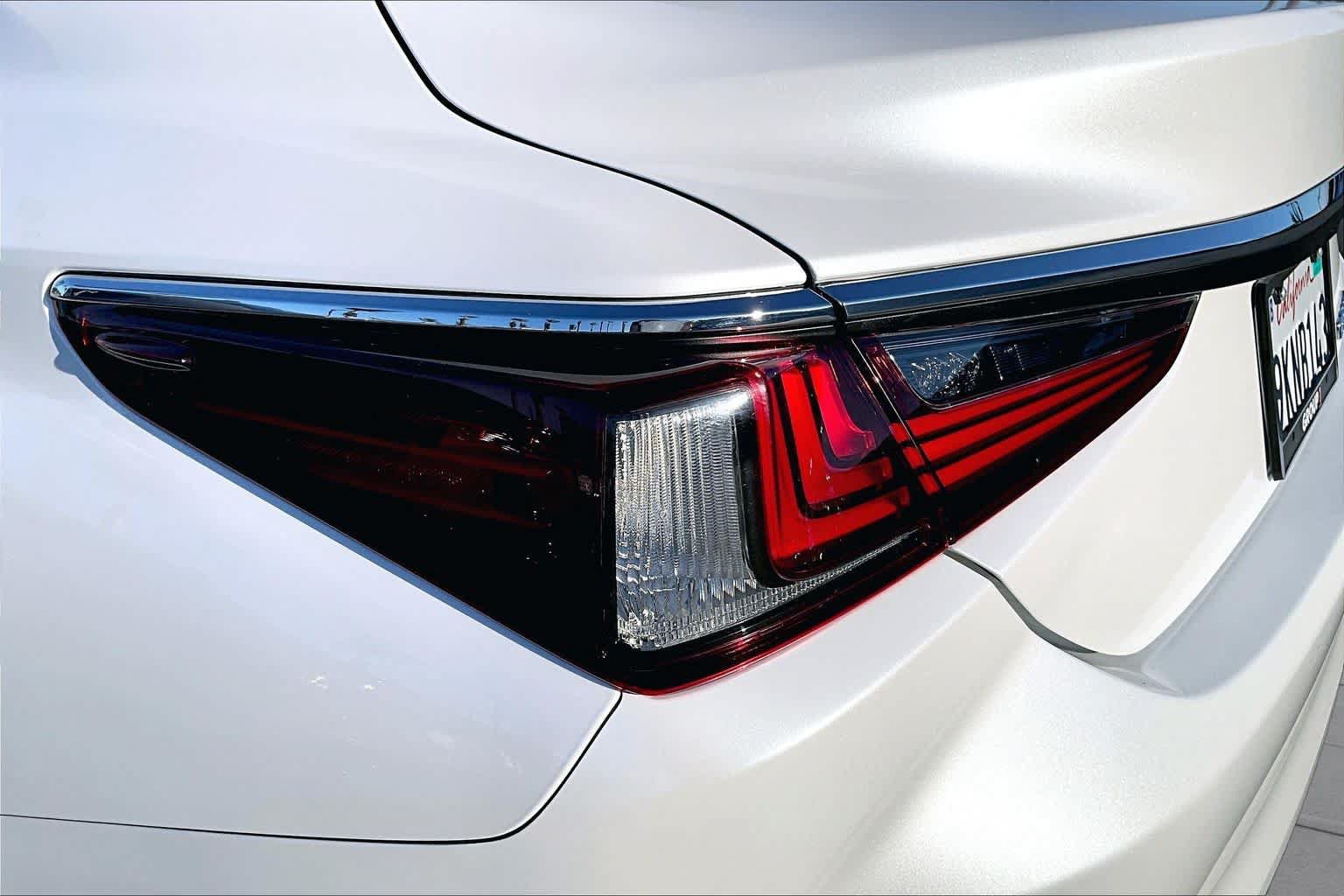 Certified 2024 Lexus ES 350 w/ Premium Package FWD image 27
