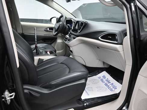 Used 2024 Chrysler Pacifica Select image 19