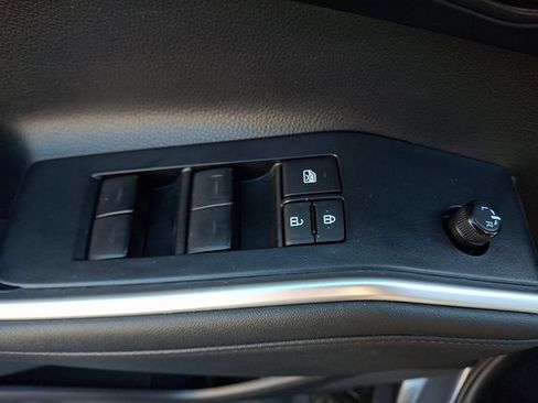 Used 2024 Toyota Highlander LE FWD image 27