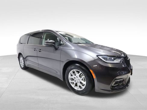 Used 2023 Chrysler Pacifica Touring-L image 6