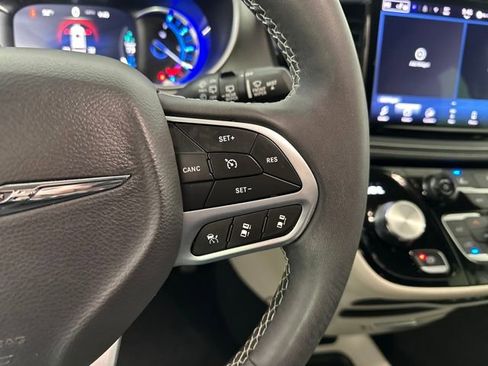 Used 2024 Chrysler Pacifica Select image 16