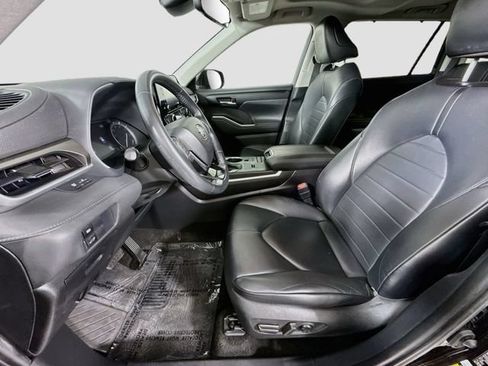 Certified 2021 Toyota Highlander XLE FWD image 23