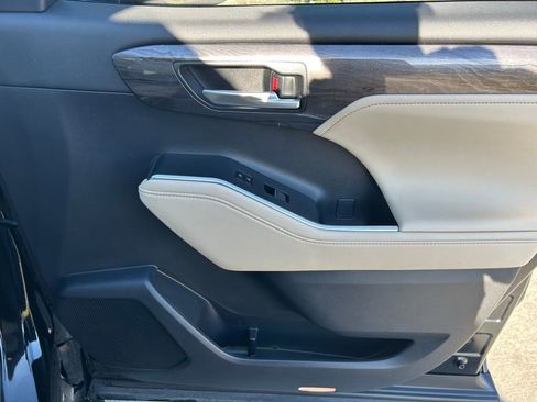 Used 2024 Toyota Highlander Platinum image 30