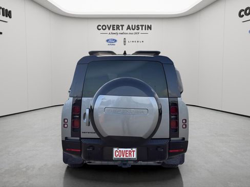 Used 2024 Land Rover Defender 130 X-Dynamic SE image 4