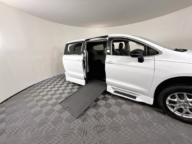 Used 2024 Chrysler Pacifica Touring-L FWD image 27