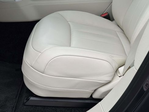 Certified 2025 Land Rover Range Rover SE image 21