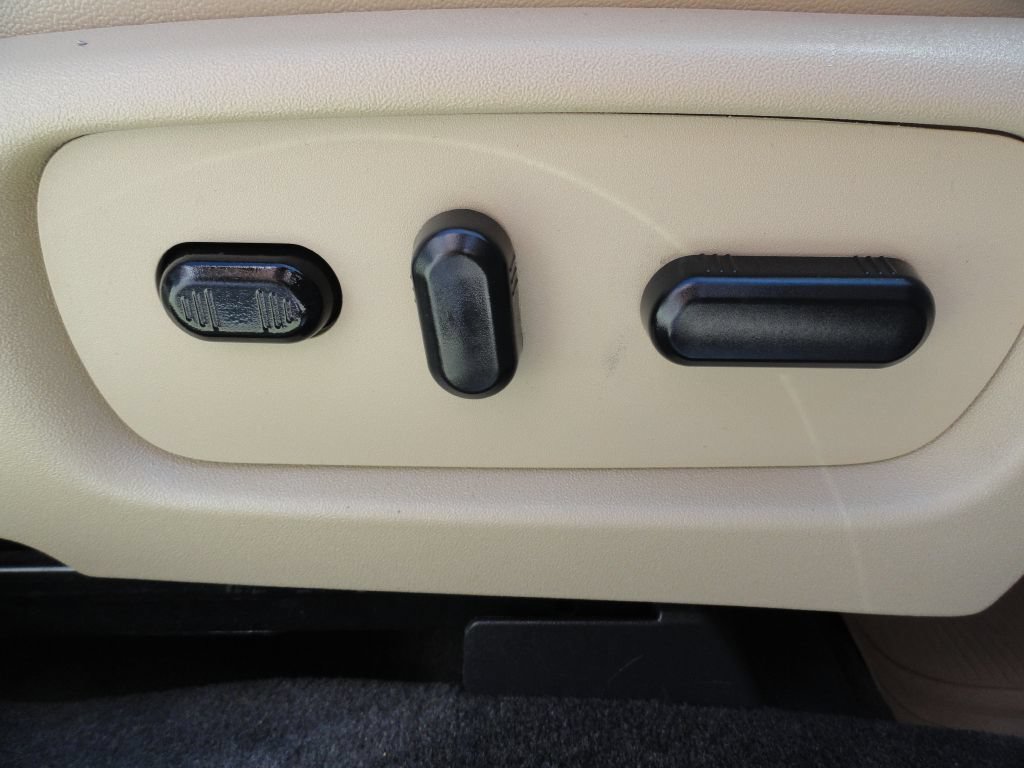 Used 2015 Ford Taurus Limited w/ Equipment Group 301A FWD image 21