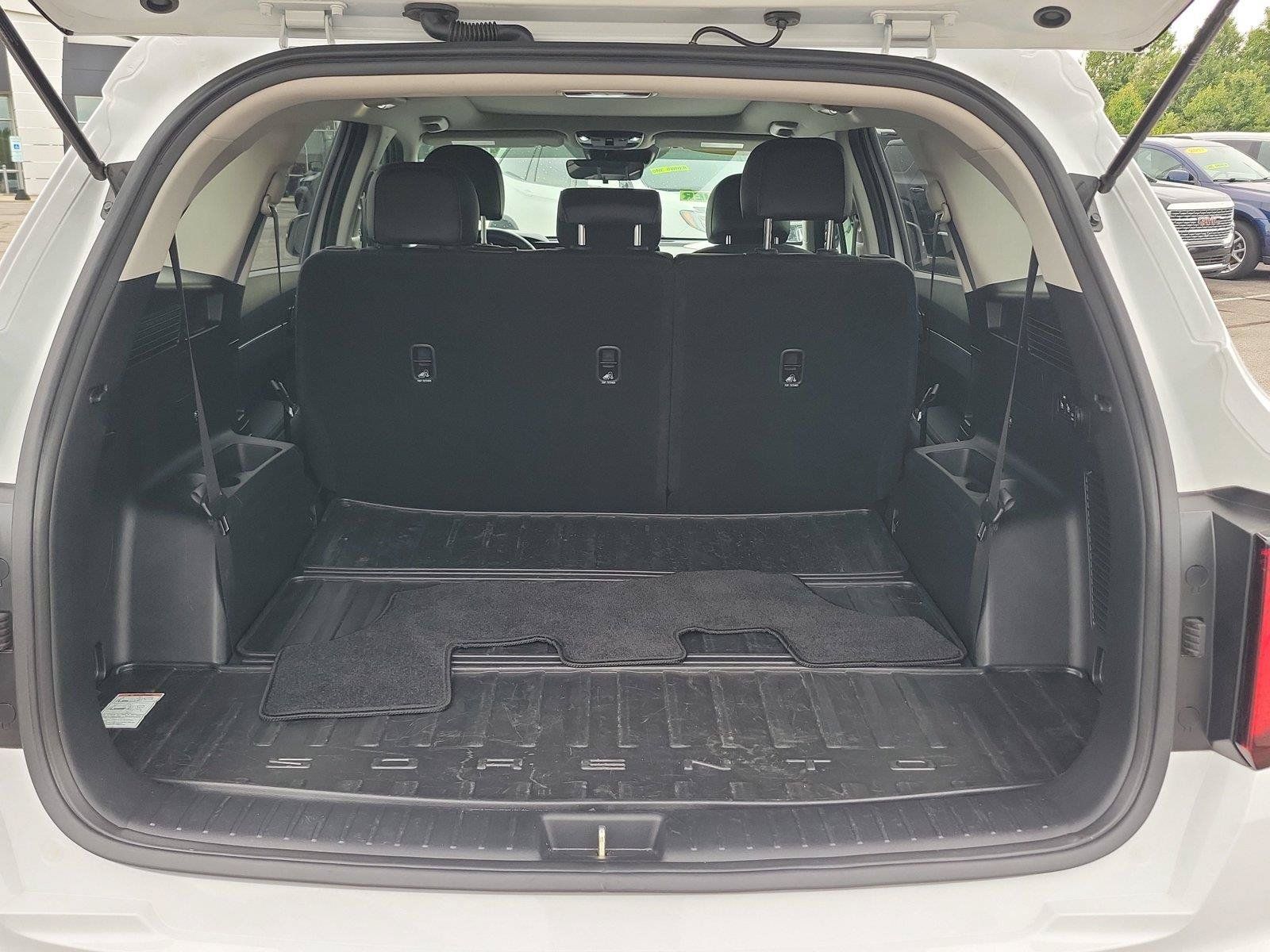 Used 2022 Kia Sorento S w/ Panoramic Sunroof Package FWD image 8