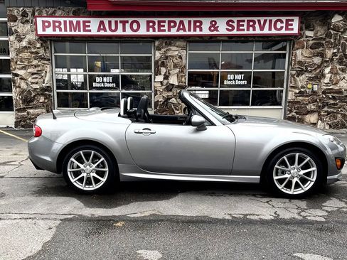 Used 2010 MAZDA MX-5 Miata Grand Touring w/ Premium Pkg image 13